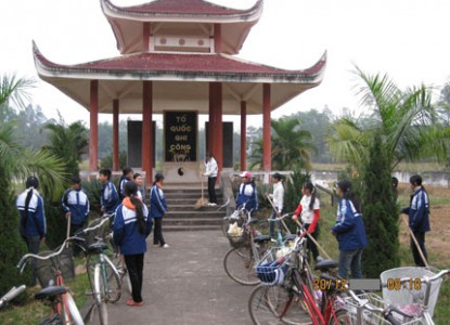 Thanh niên CTĐ Trường THPT Thanh Ba tham gia chăm sóc Nghĩa trang Liệt sĩ xã Ninh Dân - Huyện Thanh Ba