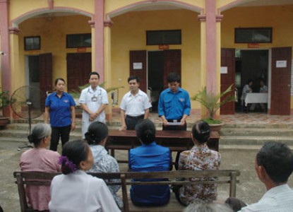 Hội CTĐ huyện Tam Nông và Đoàn TNCS Hồ Chí Minh huyện khám bệnh, cấp thuốc miễn phí cho nhân dân