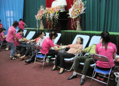 CBCCVC và NLĐ huyện Tam Nông tham gia HMTN.