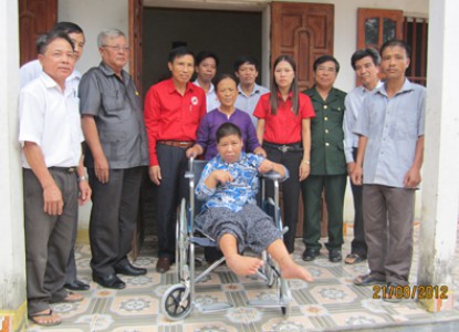 Hội CTĐ tỉnh trao xe lăn cho NNCĐDC tại huyện Phù Ninh