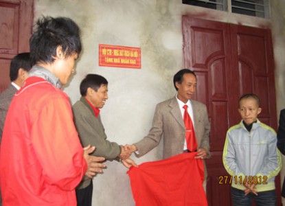 Lãnh đạo Hội CTĐ tỉnh và đại diện Nhà hát kịch Hà Nội trao nhà nhân đạo cho hai cháu