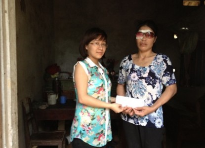 Đại diện báo VietNamNet trao tiền bạn đọc ủng hộ hoàn cảnh chị Nguyễn Thị Thoa