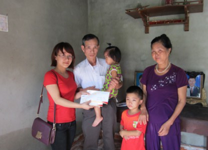 Đại diện Báo VietNamnet trao tiền ủng hộ của bạn đọc cho hai cháu Cường và Thịnh
