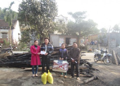 Hội CTĐ huyện Tân Sơn trao quà hỗ trợ gia đình bị hỏa hoạn
