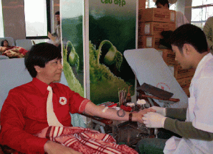 Đồng chí Đoàn Văn Thái, Phó Chủ tịch, Tổng thư ký Trung ương Hội Chữ thập đỏ Việt Nam tham gia hiến máu nhân đạo