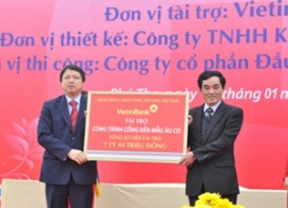 Lãnh đạo VietinBank trao tài trợ xây dựng công trình cho tỉnh Phú Thọ. (Nguồn: VietinBank).