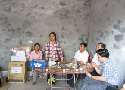 Chị Lưu Thị Bản (thứ hai từ trái sang phải) tặng quà cho gia đình hộ nghèo
