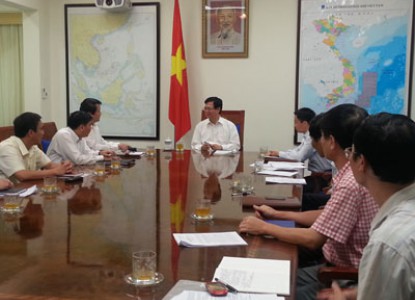 Thủ tướng Nguyễn Tấn Dũng trao đổi với lãnh đạo tỉnh Phú Thọ