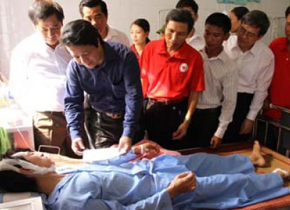 Lãnh đạo tỉnh đi thăm nạn nhân tại Bệnh viện đa khoa thị xã Phú Thọ và các nhà dân khu 11 xã Khải Xuân.