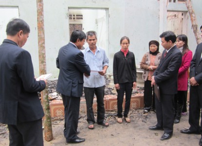 Đc Nguyễn Văn Giang - PCT UBND huyện trao hỗ trợ gia đình ông Bùi Thế Vinh