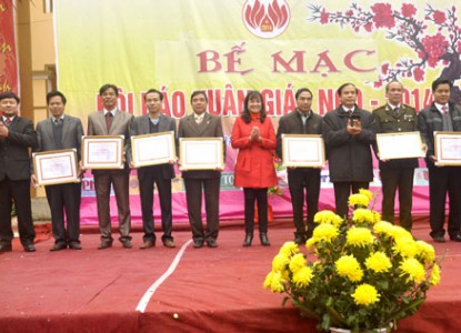 Các đại biểu trao giấy khen cho các tập thể, cá nhân có thành tích xuất sắc đóng góp vào thành công tại Hội báo Xuân 2014