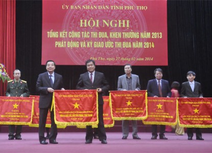 Chủ tịch UBND tỉnh Chu Ngọc Anh trao Cờ Thi đua cho các tập thể đạt thành tích xuất sắc