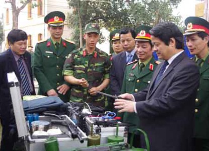 Bí thư Tỉnh uỷ Hoàng Dân Mạc cùng các đại biểu tham quan khu vực trưng bày khí tài quân sự sử dụng trong huấn luyện