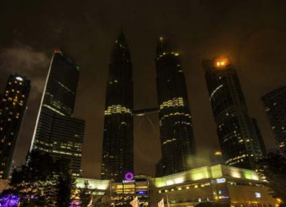 Tòa tháp đôi Petronas tại Malaysia tắt đèn trong tối 29/3
