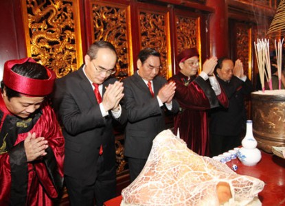 Các đồng chí lãnh đạo tưởng niệm các Vua Hùng tại Thượng cung