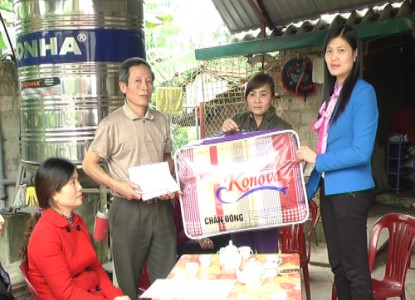 Đ/c Phạm Thị Thu Hương - Phó chủ tịch UBND và Hội Chữ thập đỏ thành phố đã đến thăm và tặng quà.