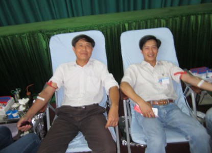 Tình nguyện viên huyện Tam Nông vui vẻ chia sẻ những giọt máu hồng hè