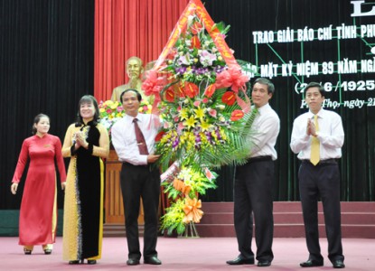Đồng chí Bùi Minh Châu – Phó Bí thư Thường trực Tỉnh ủy tặng hoa chúc mừng và biểu dương   đội ngũ những người làm báo của tỉnh