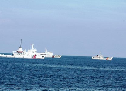 Hai tàu hải cảnh của Trung Quốc đang dồn ép tàu kiểm ngư của Việt Nam - Ảnh: VGP/Xuân Hồng