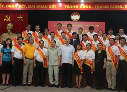 Chủ tịch Nguyễn Thiện Nhân chụp ảnh với các đại biểu tiêu biểu tham gia hiến máu tình nguyện.