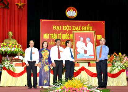 Chủ tịch Ủy ban Trung ương MTTQ Việt Nam Nguyễn Thiện Nhân tặng Ủy ban MTTQ tỉnh bức ảnh “Bác Hồ với Bác Tôn” chúc mừng Đại hội
