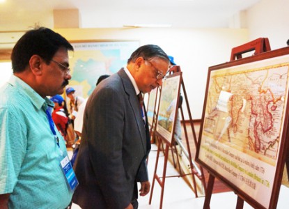 Các học giả, nhà nghiên cứu xem các bản đồ cổ thể hiện Hoàng Sa, Trường Sa là của Việt Nam tại triển lãm "Hoàng Sa-Trường Sa: Phần lãnh thổ không thể tách rời của Việt Nam" tại Đà Nẵng, ngày 21/6. Ảnh: Đình Tăng