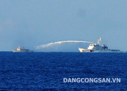 Tàu Hải cảnh của Trung Quốc hung hăng ngăn cản, ép đuổi, đâm va, phun vòi rồng vào tàu Kiểm ngư của Việt Nam.  (Ảnh: Trần Quỳnh)