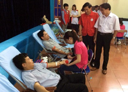 Các tình nguyện viên huyện Thanh Sơn hiến máu trong  “Ngày hội hiến máu tình nguyện” năm 2014.
