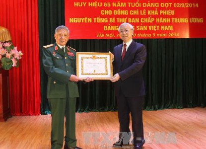 Tổng Bí thư Nguyễn Phú Trọng trao tặng Huy hiệu 65 năm tuổi Đảng  cho đồng chí Lê Khả Phiêu.