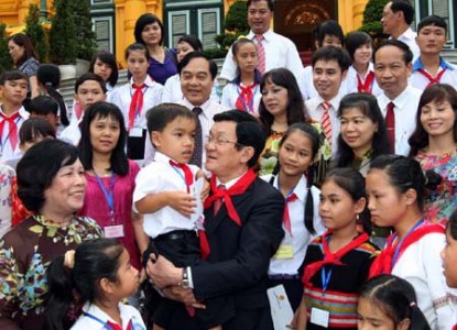 Chủ tịch nước Trương Tấn Sang với các trẻ em nghèo hiếu học, học giỏi. Ảnh: TTXVN