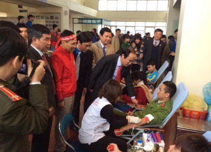 Đồng chí Hà Kế San- Phó Chủ tịch UBND tỉnh, Trưởng Ban Chỉ đạo HMTN tỉnh động viên người hiến máu tại Ngày hội Chủ nhật Đỏ năm 2015