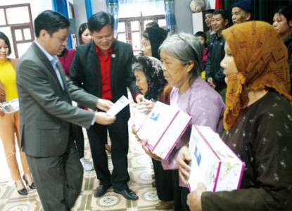 Đại diện lãnh đạo Hội Chữ thập đỏ tỉnh và lãnh đạo Viễn thông Phú Thọ tặng quà cho các hộ.