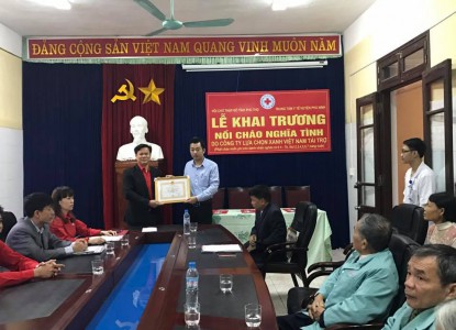 Lãnh đạo Hội CTĐ tỉnh trao tặng Ghi nhận tấm lòng vàng nhân đạo Trung tâm y tế huyện