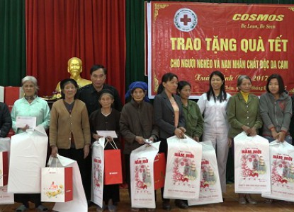 Trao 50 suất quà Tết cho người có hoàn cảnh khó khăn tại xã Vĩnh Chân - Hạ Hòa