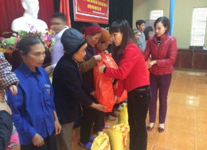 Hội CTĐ huyện Phù Ninh phối hợp với Công ty TNHH Sao Mai Đất Tổ trao quà Tết cho các hộ nghèo tại xã Bảo Thanh và Liên Hoa