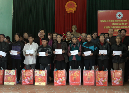 Trao 300 suất quà Tết cho người nghèo và nạn nhân chất độc da cam tại Hạ Hòa