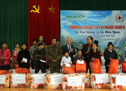 Lãnh đạo Hội CTĐ tỉnh và Công ty TNHH Namuga Phú Thọ tặng quà cho hộ gia đình nghèo của 2 xã Văn Lương và Hiền Quan.