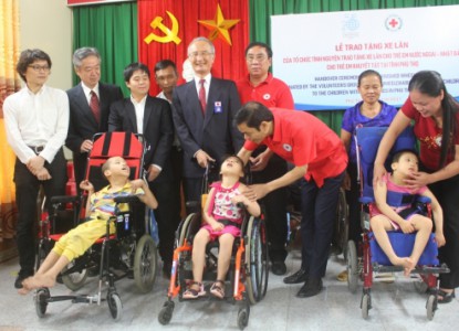 Trao tặng xe lăn cho trẻ em khuyết tật tỉnh Phú Thọ