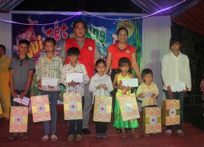 Lãnh đạo Hội CTĐ tỉnh Phú Thọ trao học bổng cho các em học sinh nghèo vượt khó