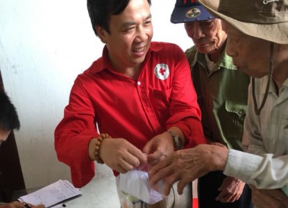 Lãnh đạo Hội Chữ thập đỏ huyện Thanh Ba phát thuốc cho người dân