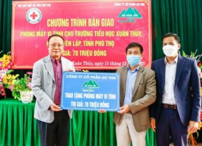 Trao tặng phòng máy vi tính cho 2 trường học tại huyện Yên Lập