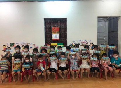 Phù Ninh: Tặng sữa cho các cháu trường mầm non Gia Thanh