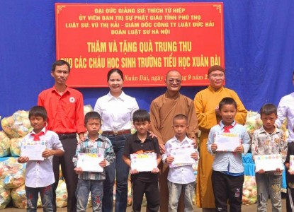 Tân Sơn: Tặng quà cho học sinh Trường Tiểu học Xuân Đài