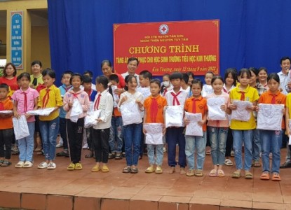 Tân Sơn: Tặng đồng phục cho trường tiểu học Kim Thượng
