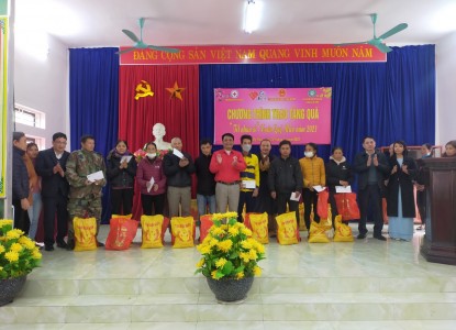 Hạ Hòa: Trao quà Tết cho các hộ nghèo có hoàn cảnh khó khăn tại thị trấn Hạ Hòa và xã Minh Hạc