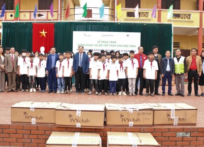 Trao tặng quần áo đồng phục cho học sinh nghèo trên địa bàn tỉnh Phú Thọ