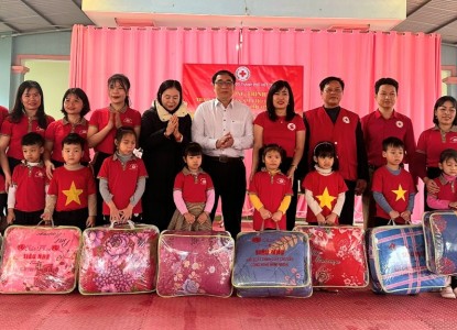 Việt Trì: Trao tặng chăn ấm mùa đông cho trẻ mầm non