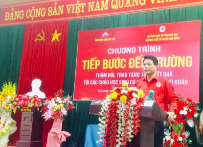 Hội chữ thập đỏ huyện Tam Nông trao tặng 100 suất quà, trị giá 50 triệu đồng cho học sinh có hoàn cảnh khó khăn.