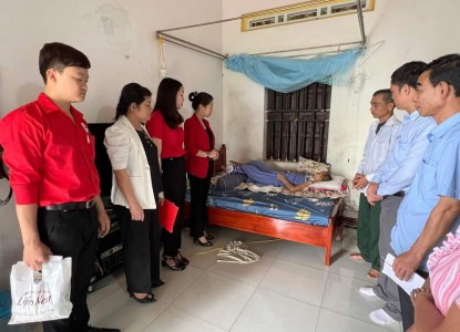 Phù Ninh hỗ trợ hộ gia đình khó khăn  tại xã Bảo Thanh