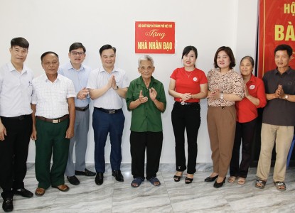 Các đại biểu bàn giao Nhà nhân đạo cho gia đình thương binh Nguyễn Văn Đại ở khu 2, phường Dữu Lâu, thành phố Việt Trì.